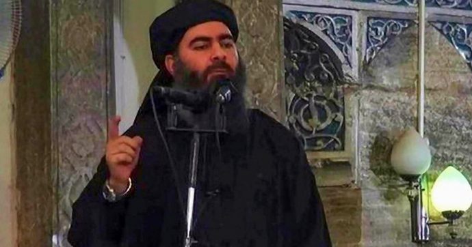 Al Baghdadi morto, l’annuncio di Trump: “Il capo dell’Isis morto in un raid in Siria dopo essere fuggito in un vicolo cieco, piangendo”