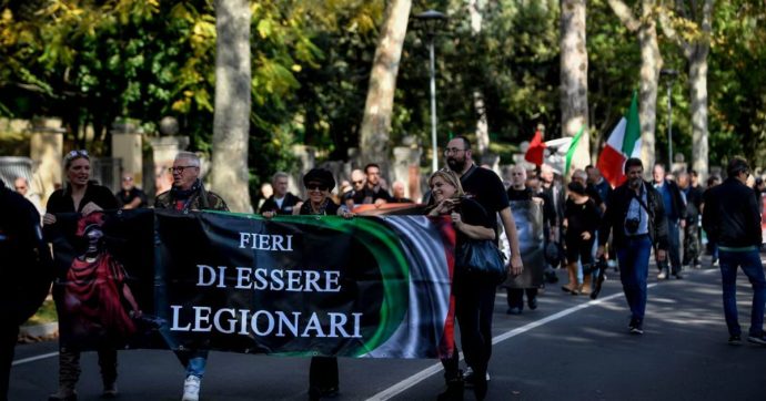 Predappio, 200 nostalgici celebrano la nascita del Duce (video) - Il Fatto  Quotidiano