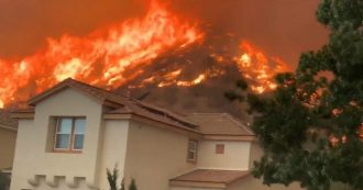 Copertina di California in fiamme da mercoledì, ora vento forte e rischio blackout elettrico peggiorano la situazione