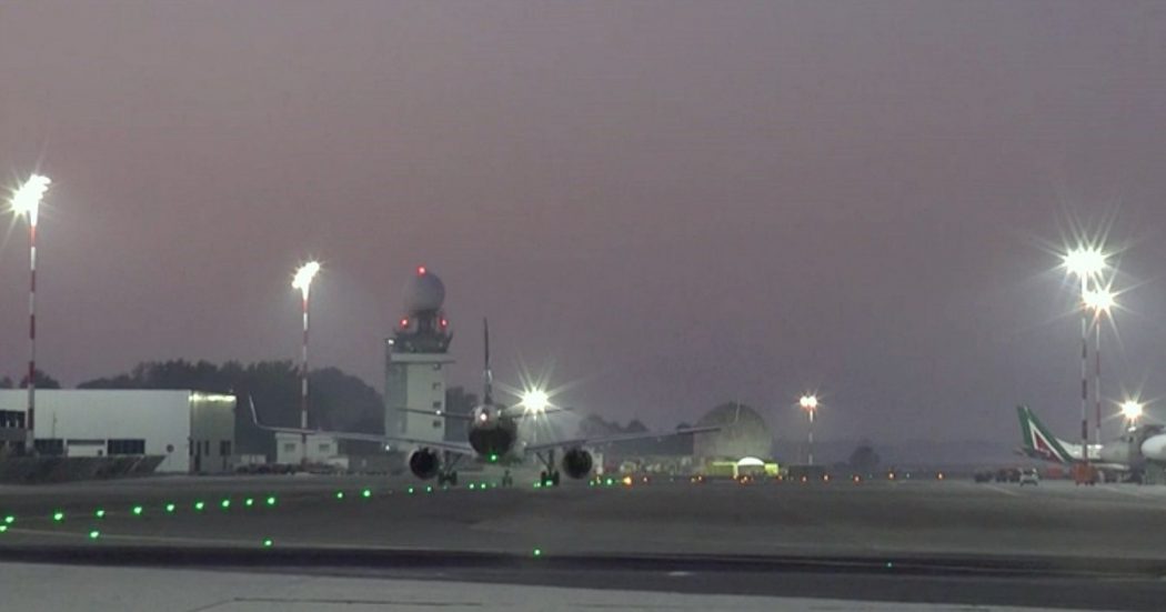 Problemi alle luci in pista, sospesi per un’ora gli atterraggi all’aeroporto di Milano Linate. Voli dirottati su altri scali