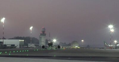 Copertina di “Adam e la madre sono arrivati in Italia da Gaza”, Tajani li accoglie in aeroporto: il bambino trasferito al Niguarda