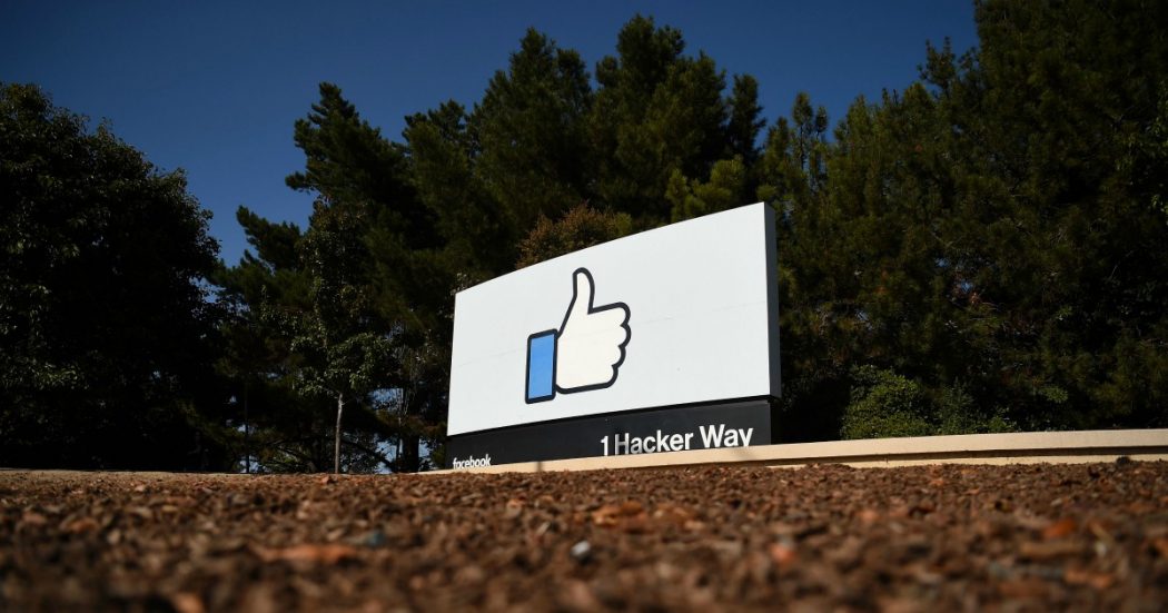 Facebook, parte la sezione “News”. Zuckerberg pagherà gli editori per pubblicare loro articoli: “Sosteniamo l’informazione di qualità”