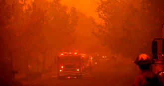 Copertina di Incendi in California, evacuati in 200mila. “Ma i ricchi californiani non temono le fiamme: pompieri privati a 3mila dollari al giorno”