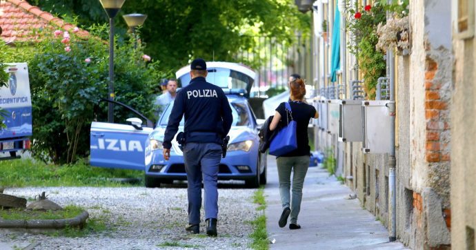 Milano, “ustionò i piedi di suo figlio di 2 anni prima di ucciderlo”: per la procura è tortura