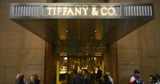 Copertina di Tiffany, maxi-offerta del gruppo francese che ha Louis Vuitton e Sephora per acquistare la gioielleria più amata da Audrey Hepburn