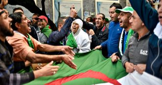 Copertina di Algeria, nove mesi di proteste di piazza per chiedere una “transizione democratica”: “Niente elezioni, prima cacciamo il regime”