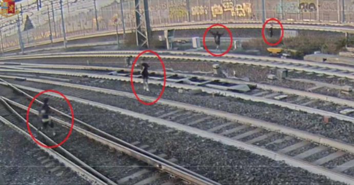 Bologna, sfidano i treni ad alta velocità: 4 ragazzini attraversano i binari, il macchinista li vede in lontananza e ferma il treno