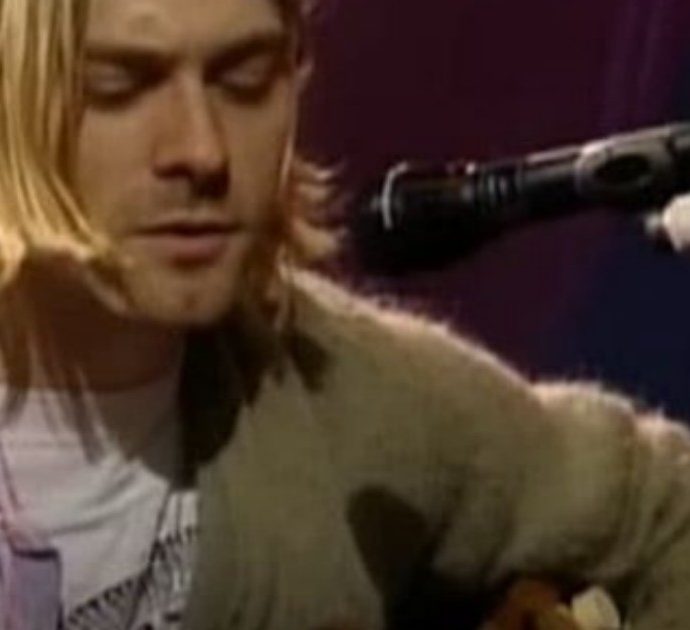 Kurt Cobain, il leggendario cardigan del leader dei Nirvana (mai lavato) venduto all’asta per 334mila dollari