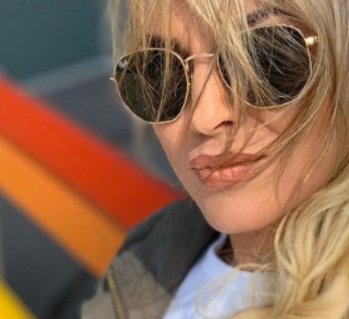 Francesca Pascale apre Instagram, il primo post è un selfie su una panchina arcobaleno: “È il mese delle famiglie, di tutte le famiglie”
