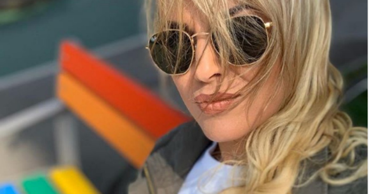 Francesca Pascale apre Instagram, il primo post è un selfie su una panchina arcobaleno: “È il mese delle famiglie, di tutte le famiglie”