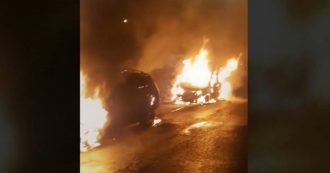 Copertina di Napoli, incendiate due auto di un consigliere comunale: “Non mi fermerete, non mi arrendo”