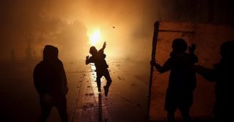 Copertina di Cile, nuovi scontri davanti al palazzo del governo: incendi e saccheggi nei supermarket