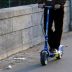 Copertina di Travolge monopattino con l’auto e scappa: morto 36enne a Roma