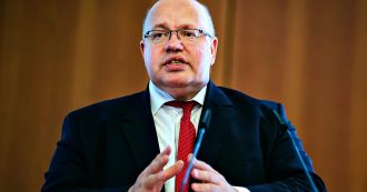 Copertina di Germania, ministro Altmaier inciampa e cade dal palco: ricoverato in ospedale, è cosciente