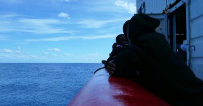 Ocean Viking, il Viminale dà l’ok allo sbarco dei 104 naufraghi a Pozzallo: “Saranno ricollocati, 70 in Francia e Germania”