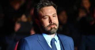 Copertina di Ben Affleck ancora ubriaco e barcollante a una festa di Halloween: “È successo, è stato un errore”. Con lui c’è l’ex moglie