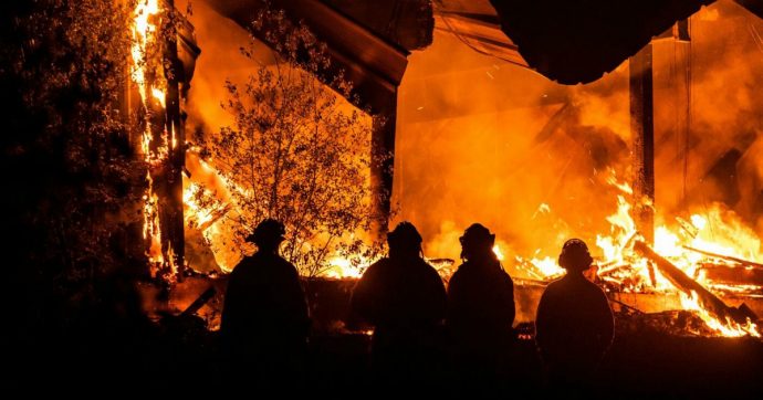 Incendi in California, per la prima volta è “allarme rosso estremo”: riguarda 26 milioni di persone. Solo il 15% dei roghi è stato domato
