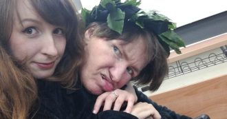 Copertina di La battaglia di Erika, studentessa caregiver, dimostra che nessuno è davvero solo contro le ingiustizie