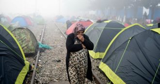 Grecia, il governo vuole spostare 25mila migranti dalle isole alla terraferma. Ma gli arrivi dalla Turchia non si arrestano
