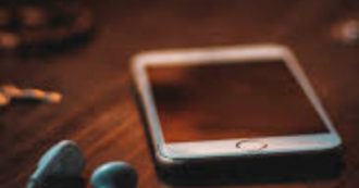 Copertina di Gioca con lo smartphone al buio, si ritrova cieco vittima di un infarto oculare. Il medico: “Non è cecità permanente. E niente allarmismo: non c’entra il telefono”