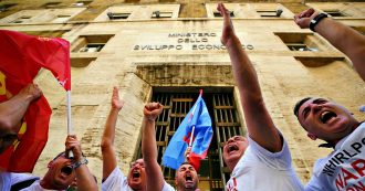 Copertina di I lavoratori della Whirlpool di Napoli ricevuti al ministero dello Sviluppo da Giorgetti: “Prorogare il divieto di licenziamento”