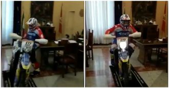 Copertina di Messina, il sindaco De Luca sale sulla moto da enduro ed esce dal Municipio: il video che fa discutere