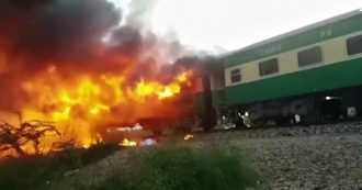 Copertina di Pakistan, esplode stufa a gas e il treno prende fuoco: più di 70 morti. Le immagini dell’incidente