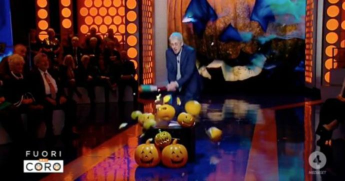 Fuori dal coro, Mario Giordano prende una mazza e inizia a spaccare zucche urlando: “Io non voglio festeggiare Halloween”