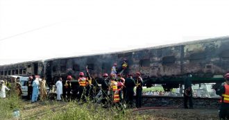 Copertina di Pakistan, incendio su un treno passeggeri nella provincia del Punjab: 73 morti. “Numero delle vittime sta crescendo rapidamente”