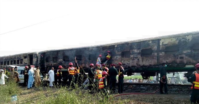 Pakistan, incendio su un treno passeggeri nella provincia del Punjab: 73 morti. “Numero delle vittime sta crescendo rapidamente”