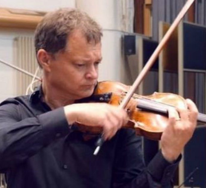 Dimentica in treno il suo violino da 300mila euro: è caccia al ladro. Stephen Morris doveva suonare con Andrea Bocelli