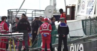 Copertina di Migranti, concluso lo sbarco della Alan Kurdi al porto di Taranto: scese 88 persone