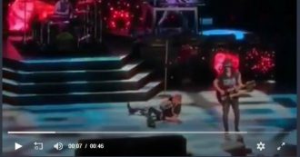 Copertina di Guns N ‘Roses, Axl Rose scivola e cade durante un’esibizione a Las Vegas: il video