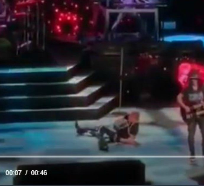 Guns N ‘Roses, Axl Rose scivola e cade durante un’esibizione a Las Vegas: il video