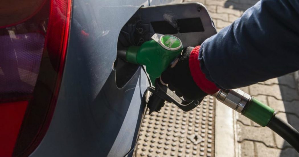 Benzina, il governo impone ai gestori di esporre il prezzo medio nazionale vicino a quello di vendita