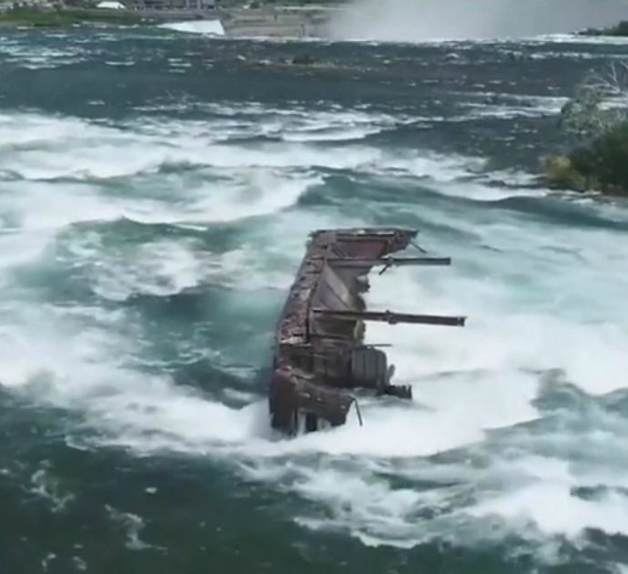 Cascate del Niagara, la nave è incagliata a un passo dal baratro da 101 anni: il maltempo la spinge via