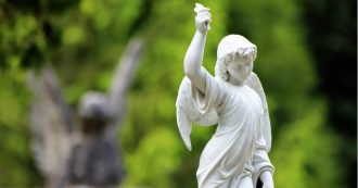 Copertina di Al cimitero di Niamey dove più marmo hai più sai se hai fatto fortuna