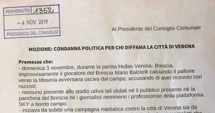 Verona, il consigliere di maggioranza presenta mozione: “Verona diffamata, nessun coro razzista contro Balotelli”