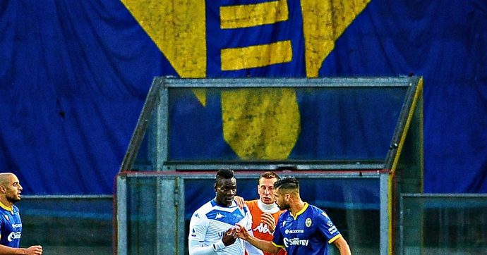 Hellas Verona, aperte due inchieste per i cori razzisti contro Balotelli. Centro-destra minaccia azioni legali contro calciatore e Lega