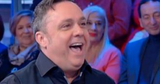 Copertina di “Ho sofferto di depressione, passavo i giorni sul divano mentre mia moglie andava a lavoro. Era lei a mantenermi, poi un giorno si è licenziata”: la confessione di Gabriele Cirilli