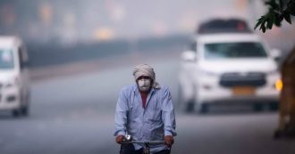 Copertina di India, emergenza smog a Nuova Delhi: livelli 14 volte oltre i limiti, i peggiori degli ultimi tre anni. Voli cancellati per scarsa visibilità