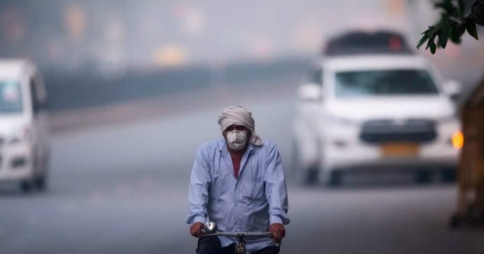 India, emergenza smog a Nuova Delhi: livelli 14 volte oltre i limiti, i peggiori degli ultimi tre anni. Voli cancellati per scarsa visibilità