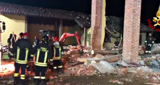 Copertina di Alessandria, la palazzina distrutta dopo l’esplosione e i vigili del fuoco alla ricerca del collega disperso: il video