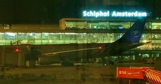 Copertina di Amsterdam, falso allarme dirottamento su un aereo diretto a Madrid: “Protocollo attivato per errore, stanno tutti bene”