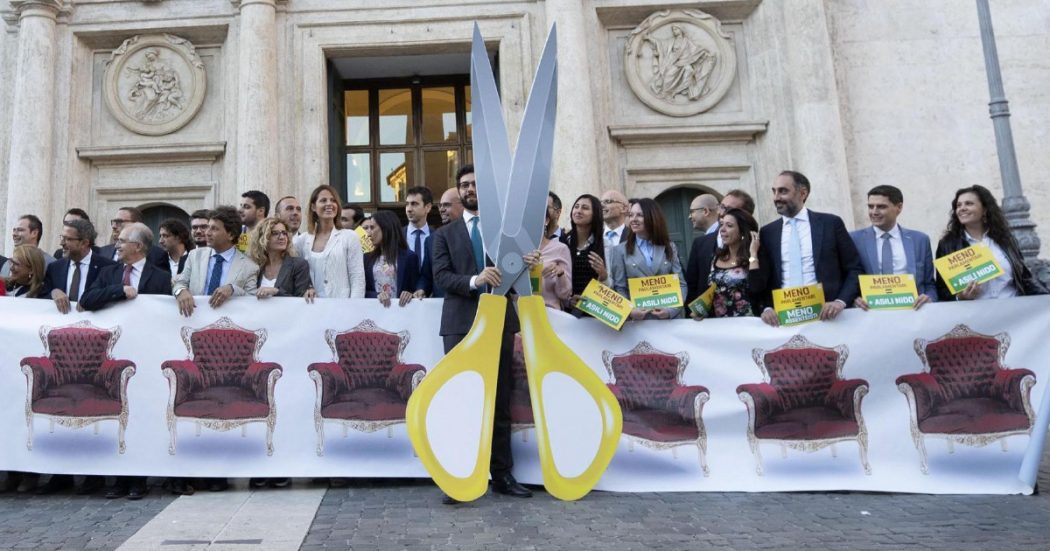 Taglio dei Parlamentari, Forza Italia raccoglie le firme per indire un referendum che blocchi la riforma Taglio dei Parlamentari, Forza Italia raccoglie le firme per indire un referendum che blocchi la riforma