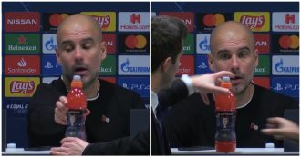 Copertina di Guardiola sposta la bottiglietta per vedere meglio i giornalisti, ma poi deve “arrendersi”. E reagisce così
