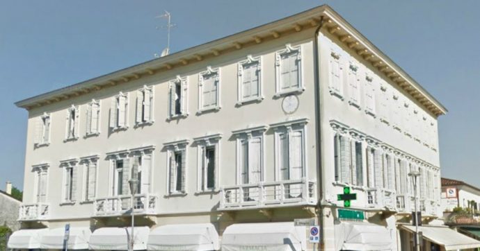 Treviso, l’immagine del Duce su una facciata in una piazza di Zenson. Il sindaco: “Toglierla non spetta a noi. E poi la storia non si cambia”