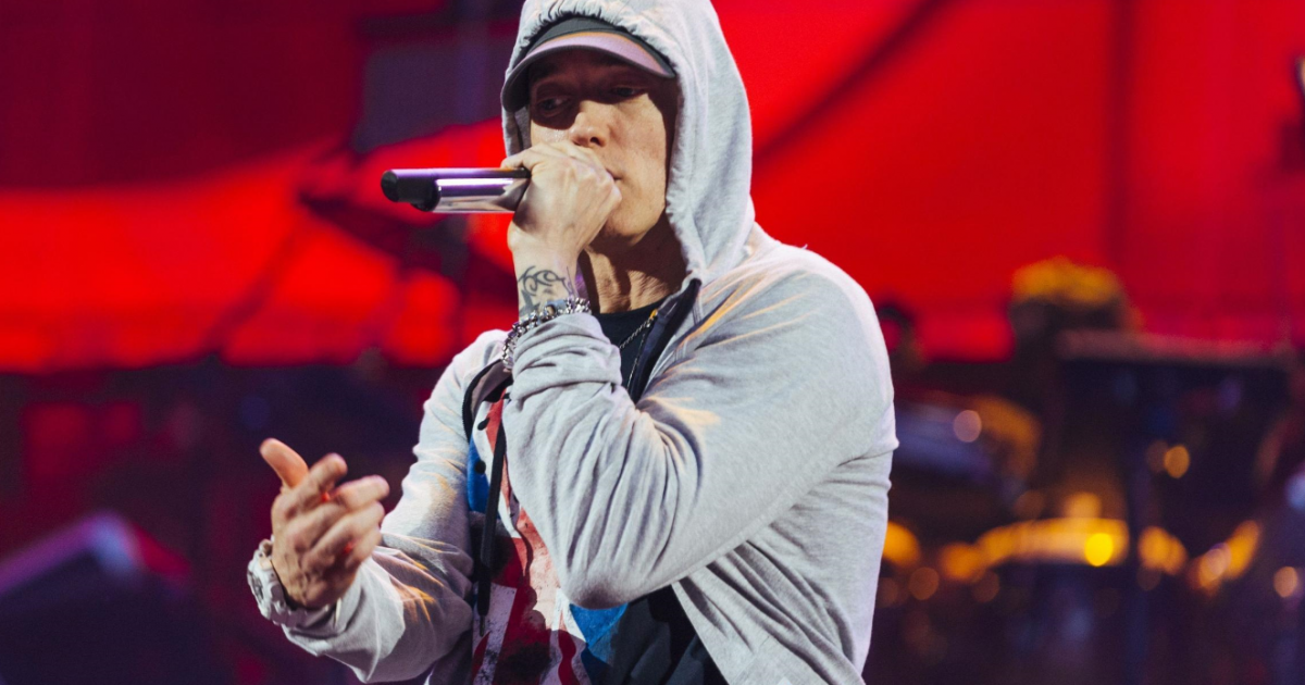Eminem nella bufera per una strofa (mai uscita) dove afferma che Chris Brown fece bene a picchiare Rihanna. Pura provocazione? Sì, ma da condannare
