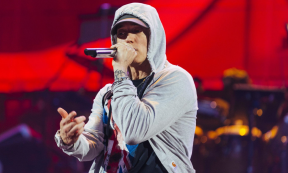 Copertina di Eminem nella bufera per una strofa (mai uscita) dove afferma che Chris Brown fece bene a picchiare Rihanna. Pura provocazione? Sì, ma da condannare