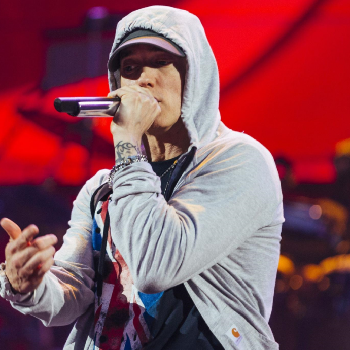 Eminem nella bufera per una strofa (mai uscita) dove afferma che Chris Brown fece bene a picchiare Rihanna. Pura provocazione? Sì, ma da condannare
